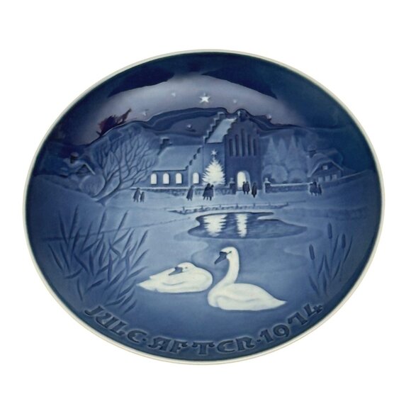 Bing & Grøndahl Porcelain Christmas Plate Vintage 1974 Christmas in the Village - Picture 1 of 4